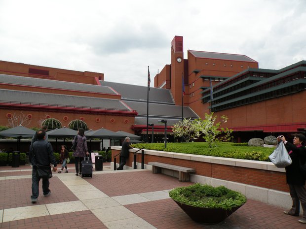  parvis de la British Library (Grande Bibliothèque)